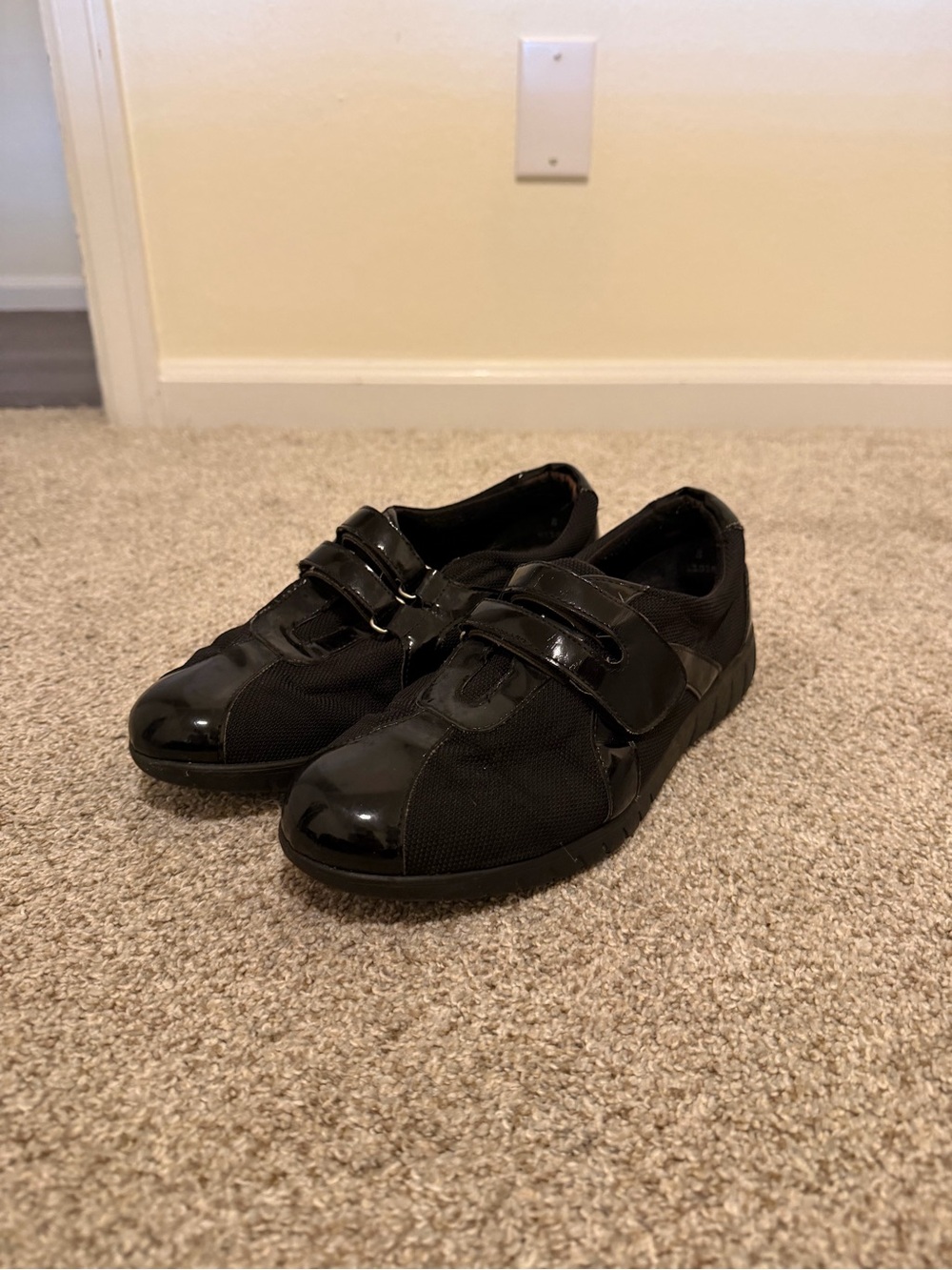 MUNRO SPORT Women's Black Casual Velcro Sneakers